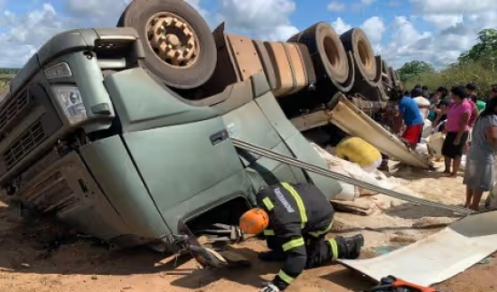 Motorista morre preso às ferragens após carreta tombar na BR-070