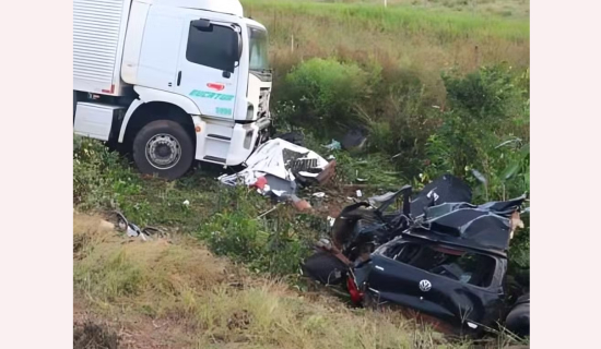 Dois homens morrem em colisão frontal entre carro e caminhão na MT-246
