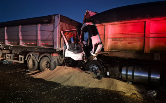 Acidente entre carretas mata caminhoneiro em ponte na BR-153