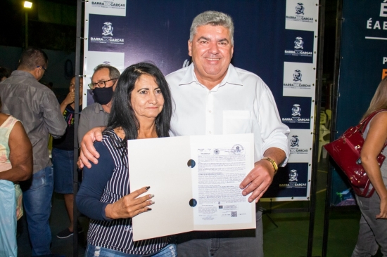 Regulariza Barra: “Há 25 anos eu estava esperando essa escritura, agora posso deixar de herança para minha filha”, diz morador do Vila Maria ao receber o documento do imóvel