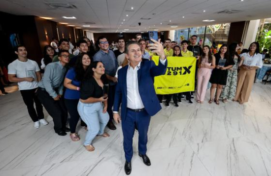 Governador homenageia estudantes destaques no Enem e no mundial de robótica