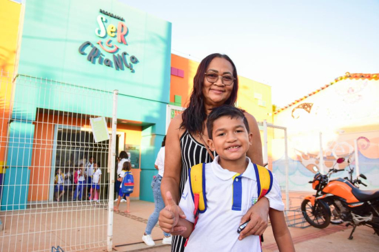 “Conviver com outras crianças auxiliou no desenvolvimento do meu neto”, declarou avó de aluno autista atendido pelo SER Família Criança