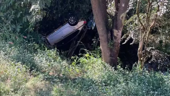 Veículo capota após tentativa de ultrapassagem na BR-163 e deixa quatro feridos