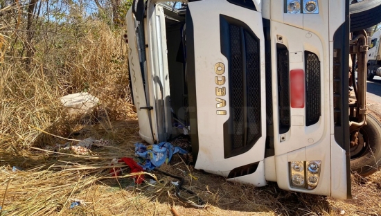 Motorista tem braço esmagado após perder o controle de carreta na rodovia