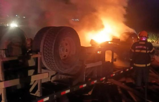 Bombeiros extinguem incêndio em caminhão que tombou na BR-070