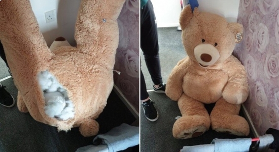 Policiais vasculham urso de pelúcia gigante que ‘respirava’ e encontram ladrão escondido dentro dele