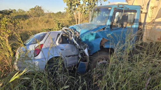 Motorista morre preso às ferragens após colisão entre três veículos na GO-118