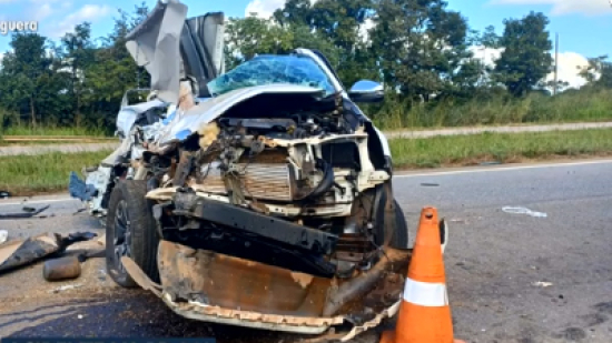 Estudante de medicina morre após carro bater de frente com caminhão na GO-188