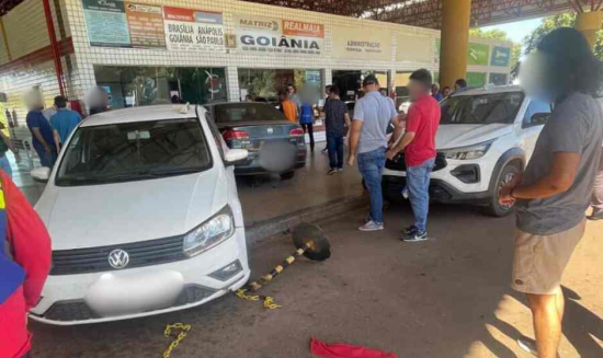 Carro invade terminal rodoviário de Barra do Garças e atinge veículos estacionados