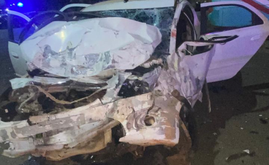 Corpo de Bombeiros socorre condutor de ônibus preso às ferragens e quatro vítimas de acidente