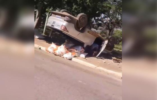 Picape capota e bate em poste em avenida de Barra do Garças