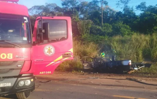 Colisão entre carro e caminhão deixa um morto e três feridos na MT-208