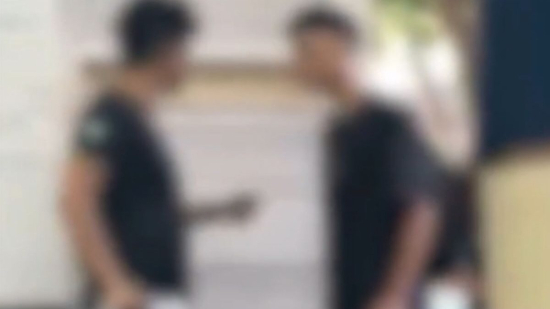 Professor e aluno trocam socos em escola