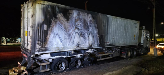 Bombeiros extinguem incêndio em carreta que armazenava carne na BR-163/364