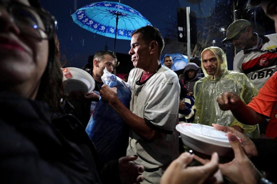 Primeira-dama de MT promove a entrega de alimentos e cobertores para população em situação de vulnerabilidade