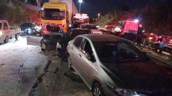 Acidente entre carreta e cinco carros deixa uma pessoa morta na BR-153