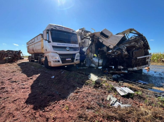 Colisão entre carretas deixa mulher morta e interdita a MT-010