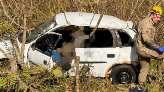 Mulher morre e três idosos ficam feridos após carro bater em carreta na GO-210