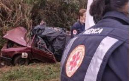 Motorista perde o controle e casal de idosos morre ao bater Parati