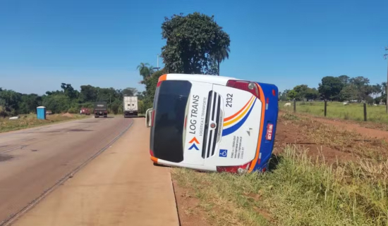 Ônibus com 31 passageiros tomba e deixa quatro feridos em estado grave em MT