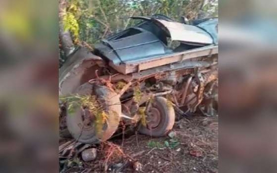 Caminhão bate em traseira de Hilux e mata motorista que ajustava pneu na BR-158.