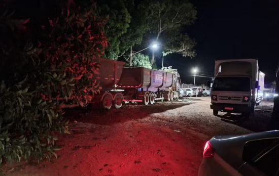 Caminhoneiro morre após mal súbito e colide com mais de 10 veículos em posto de combustíveis em MT