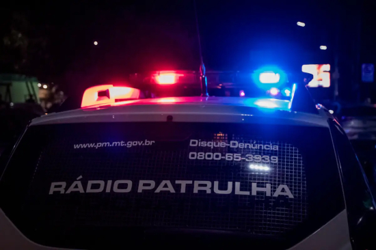 Criança de 4 anos é encontrada sozinha dentro de carro durante festa em MT