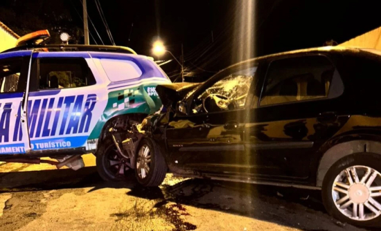 Homem é baleado após tentar invadir casa da ex e jogar carro contra viatura da PM 