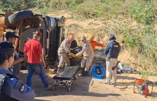 Carreta tomba na “Curva do S” e motorista fica preso às ferragens
