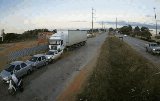 Carreta desgovernada atinge quatro veículos na BR-070 em Cáceres; duas pessoas ficam feridas