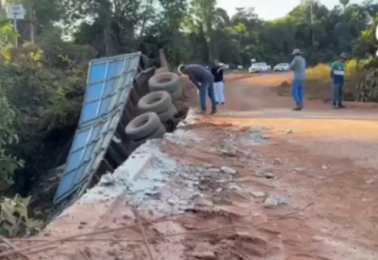 Motorista morre após caminhão carregado com milho cair de ponte