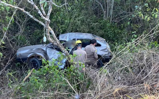 Mulher morre e três ficam feridos após capotamento na GO-244, em GO