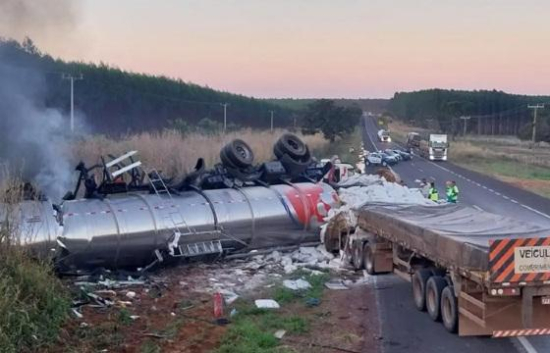 Batida entre carretas deixa dois mortos e provoca incêndio na MT-100