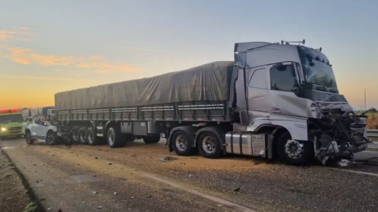 Acidente com duas carretas e caminhonete deixa dois mortos e um ferido grave na BR-060