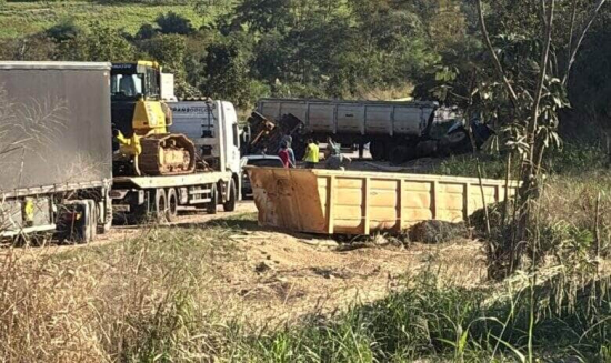 Carreta carregada com ração tomba na BR-163 e interdita trecho da Serra de São Vicente