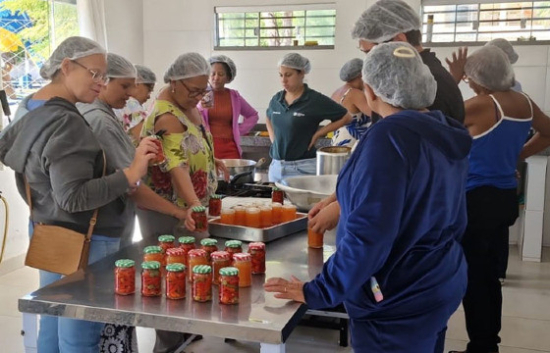 Participantes de curso em Aragarças aprendem técnicas para cultivar e transformar pimentas