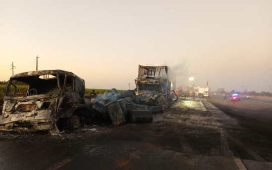 Motorista morre carbonizado após batida entre carretas na BR-153