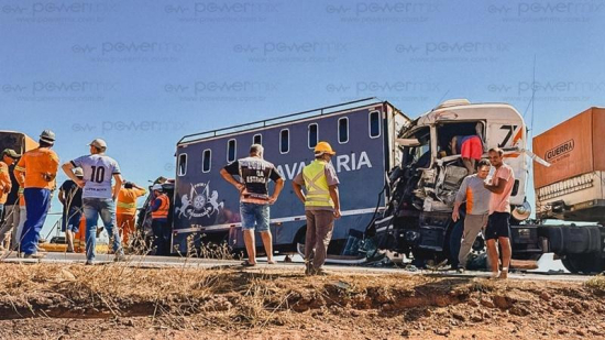 Grave acidente com quatro carretas e caminhão da PM deixa policial ferido na BR-163 em MT