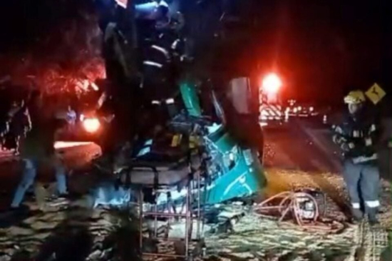 Acidente entre ônibus e carreta deixa ao menos 30 feridos na GO-164