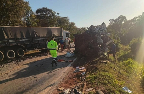 Acidente entre van e carreta mata jovem e deixa passageiros feridos em MT