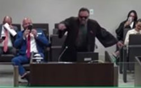 Advogado performa capoeira e recita poesia durante julgamento em Goiânia