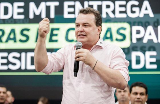 Com apoio da ALMT, Max Russi participa da entrega de 287 títulos de propriedade em Várzea Grande