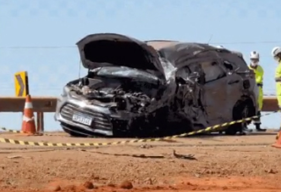 Motorista morre após carro colidir com duas carretas na BR-163