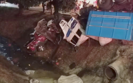 Caminhoneiro morre após veículo desgovernado cair em córrego e pegar fogo