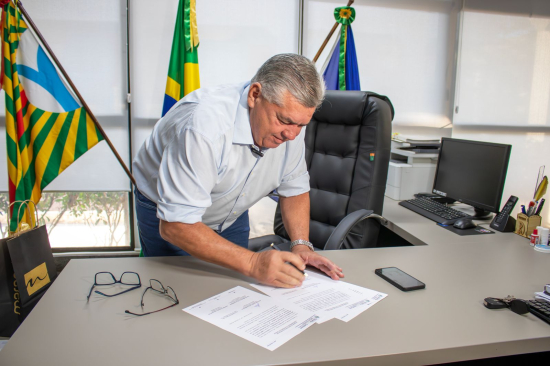Prefeito Dr. Adilson assina ordem de serviço para reforma do Estádio Zeca Costa em Barra do Garças