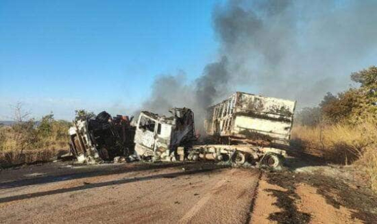 Colisão entre caminhões provoca incêndio de grandes proporções na MT-020