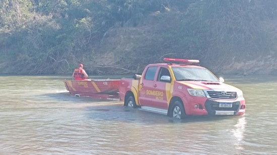 Bombeiros resgatam homem arrastado de madrugada pela correnteza do Rio Araguaia