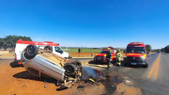 Colisão entre carro e caminhão deixa homem gravemente ferido em GO