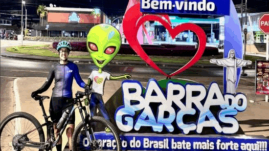 Professora pedala de Goiânia a Barra do Garças para visitar o pai e emociona com gesto de amor e superação