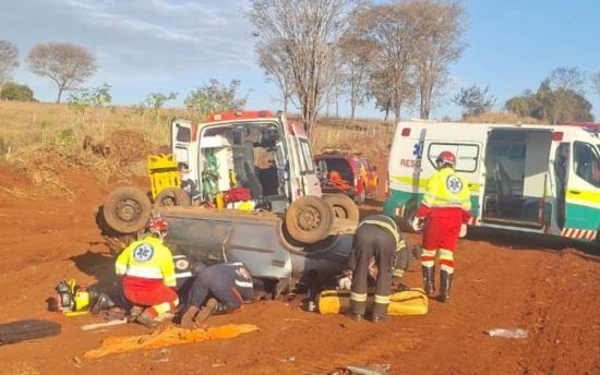 Dois irmãos morrem em capotamento na BR-153; três familiares estão em estado grave